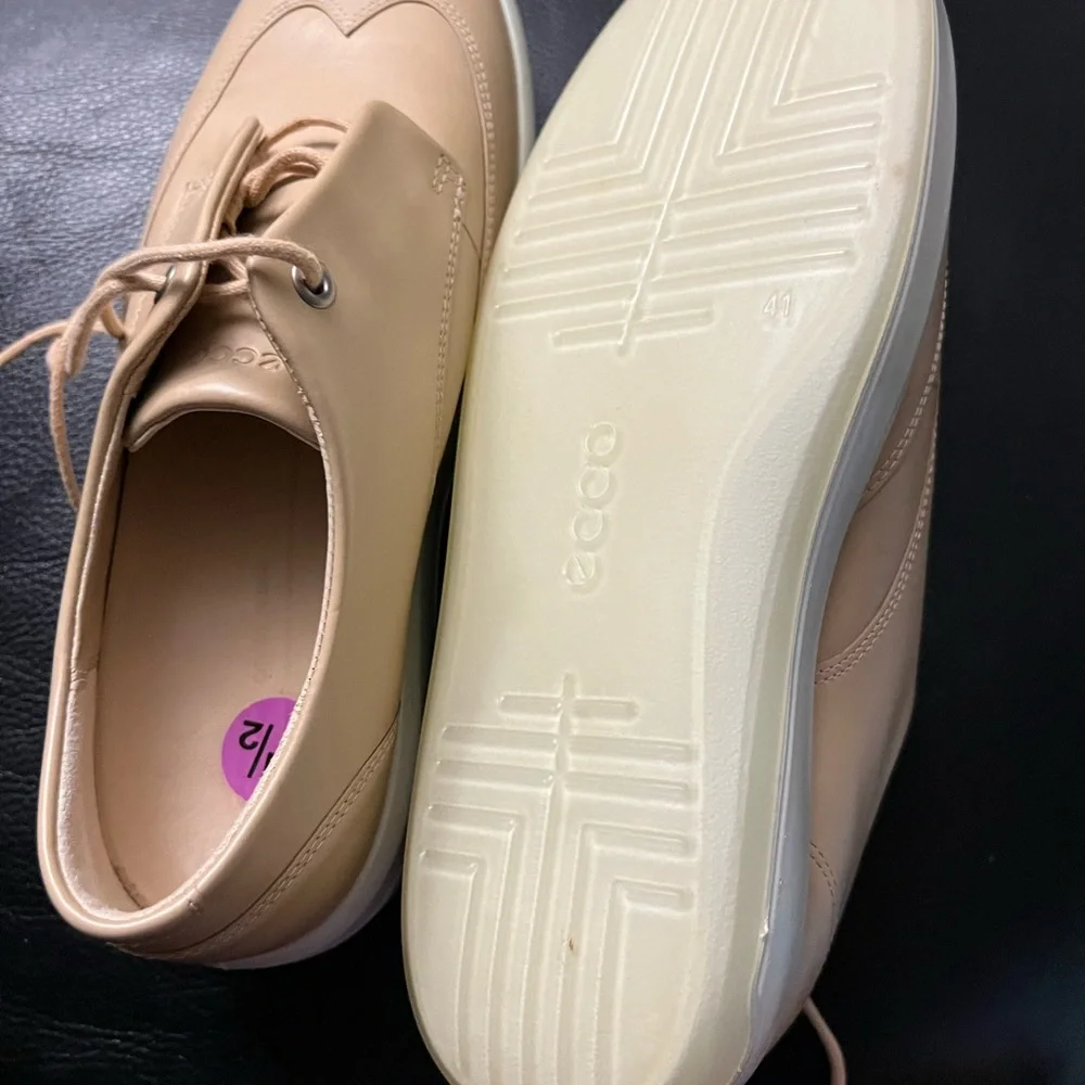 New Ecco size 10 leather cream shoes. - Picture 3 of 7